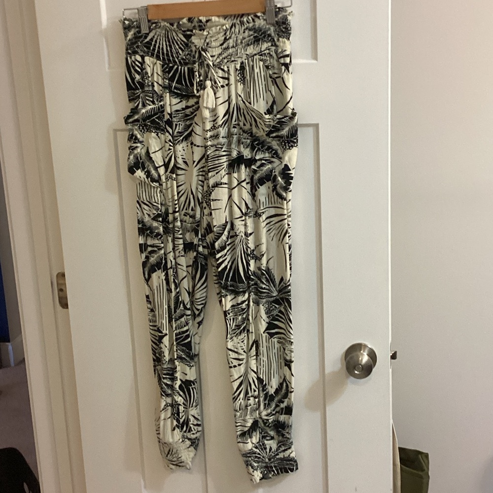 aerie Black & Cream Tropical Print Drawstring Capris